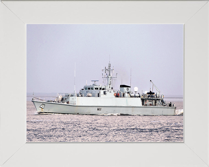 HMS Blyth (M111) Royal Navy Sandown Class Minehunter Port Side View Photo Print Wall Art Decor Posters, Prints, & Visual Artwork Hampshire Prints 10 x 8 White Frame No