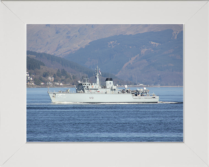 HMS Cattistock (M31) Royal Navy Hunt Class MineHunter Port Beam View Photo Print Wall Art Decor Posters, Prints, & Visual Artwork Hampshire Prints 10 x 8 White Frame No