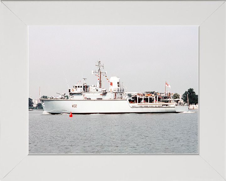 HMS Cottesmore (M32) Royal Navy Hunt Class Mine Warfare Vessel Washington Photo Print Wall Art Decor Posters, Prints, & Visual Artwork Hampshire Prints 10 x 8 White Frame No