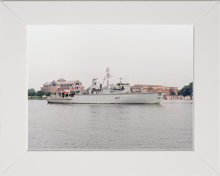 HMS Chiddingfold (M37) Royal Navy Hunt Class Minehunter Starboard Beam Photo Print Wall Art Decor Posters, Prints, & Visual Artwork Hampshire Prints 10 x 8 White Frame No