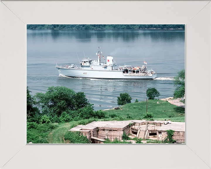 HMS Cottesmore (M32) Royal Navy Hunt Class Mine Warfare Vessel Entering Washington Photo Print Wall Art Decor Posters, Prints, & Visual Artwork Hampshire Prints 10 x 8 White Frame No