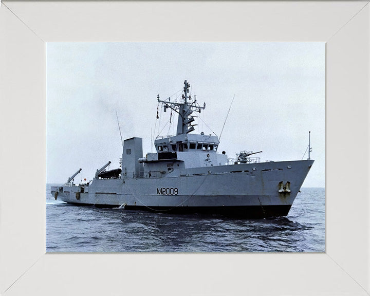 HMS Itchen M2009 | Photo Print | Framed Print | River Class | Minesweeper | Royal Navy Hampshire Prints