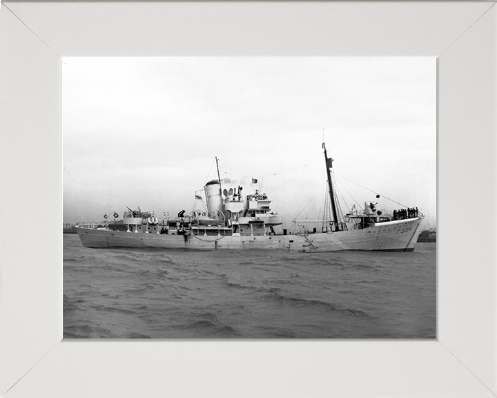 HMS Grenadier (T334) Royal Navy Military Class Trawler At Sea 1943 Photo Print Wall Art Decor Posters, Prints, & Visual Artwork Hampshire Prints 10 x 8 White Frame No