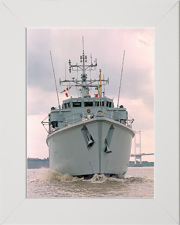 HMS Berkeley (M40) Royal Navy Hunt Class Mine Warfare Vessel Bow View Photo Print Wall Art Decor Posters, Prints, & Visual Artwork Hampshire Prints 10 x 8 White Frame No