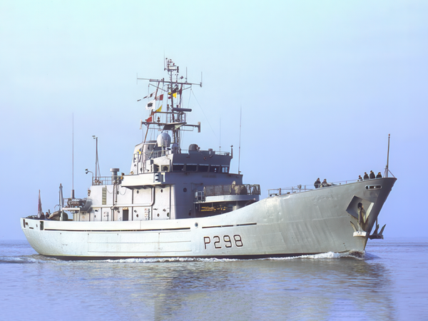 HMS Shetland P298 Island Class Patrol Vessel April 2002