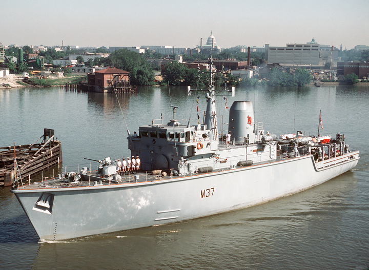HMS Chiddingfold M37 | Photo Print | Framed Print | Hunt Class | Minehunter | Royal Navy Hampshire Prints
