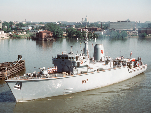 HMS Chiddingfold M37 Hunt Class Minehunter June 1985