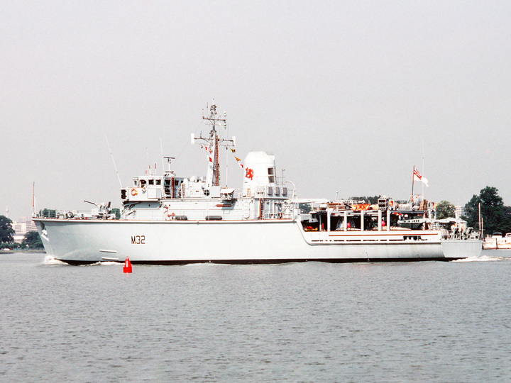 HMS Cottesmore (M32) Royal Navy Hunt Class Mine Warfare Vessel Washington Photo Print Wall Art Decor Posters, Prints, & Visual Artwork Hampshire Prints 6 x 4 No Frame No