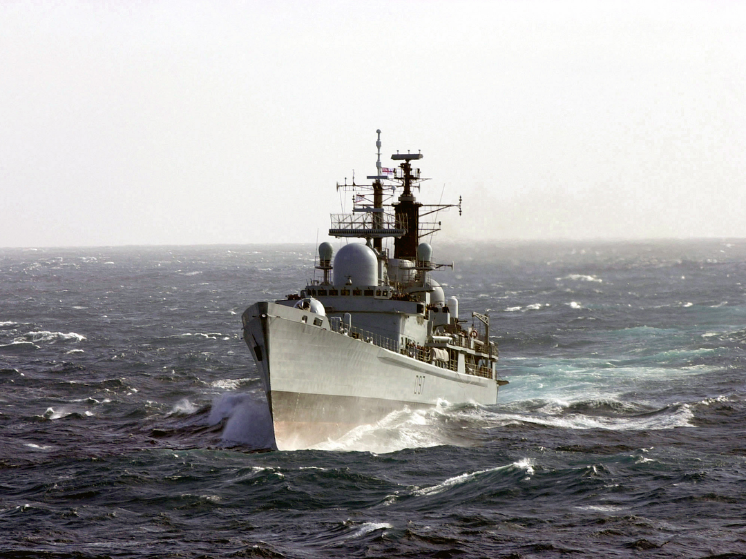 HMS Edinburgh (D97) Royal Navy Type 42 Destroyer In a Swell Photo Print Wall Art Decor Posters, Prints, & Visual Artwork Hampshire Prints 6 x 4 No Frame No