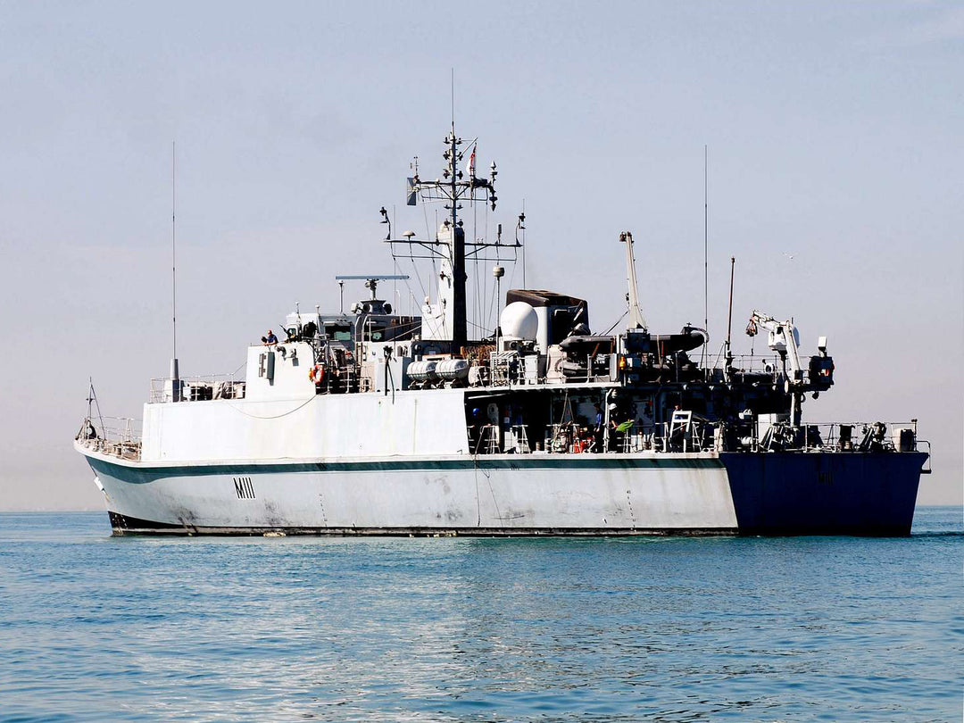 HMS Blyth M111 | Photo Print | Framed Print | Sandown Class | Minehunter | Royal Navy Hampshire Prints