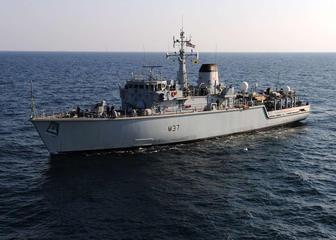 HMS Chiddingfold M37 Royal Navy Hunt class minehunter Photo Print or Framed Print - Hampshire Prints