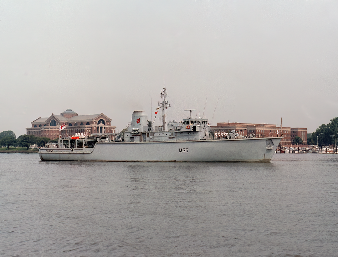 HMS Chiddingfold M37 | Photo Print | Framed Print | Hunt Class | Minehunter | Royal Navy Hampshire Prints