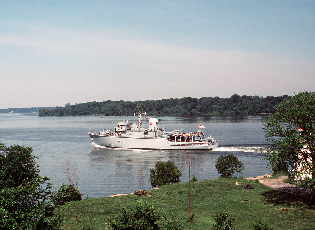 HMS Dulverton M35 Royal Navy Hunt class mine countermeasures vessel Photo Print or Framed Print - Hampshire Prints