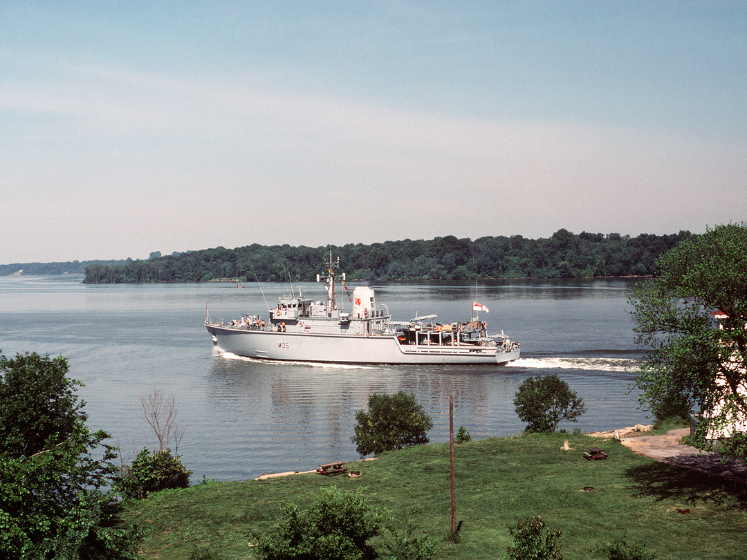 HMS Dulverton (M35) Royal Navy Hunt Class Mine Warfare Vessel USA 1985 Photo Print Wall Art Decor Posters, Prints, & Visual Artwork Hampshire Prints 6 x 4 No Frame No