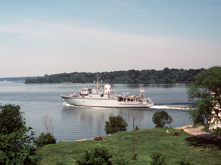 HMS Dulverton (M35) Royal Navy Hunt Class Mine Warfare Vessel USA 1985 Photo Print Wall Art Decor Posters, Prints, & Visual Artwork Hampshire Prints 6 x 4 No Frame No