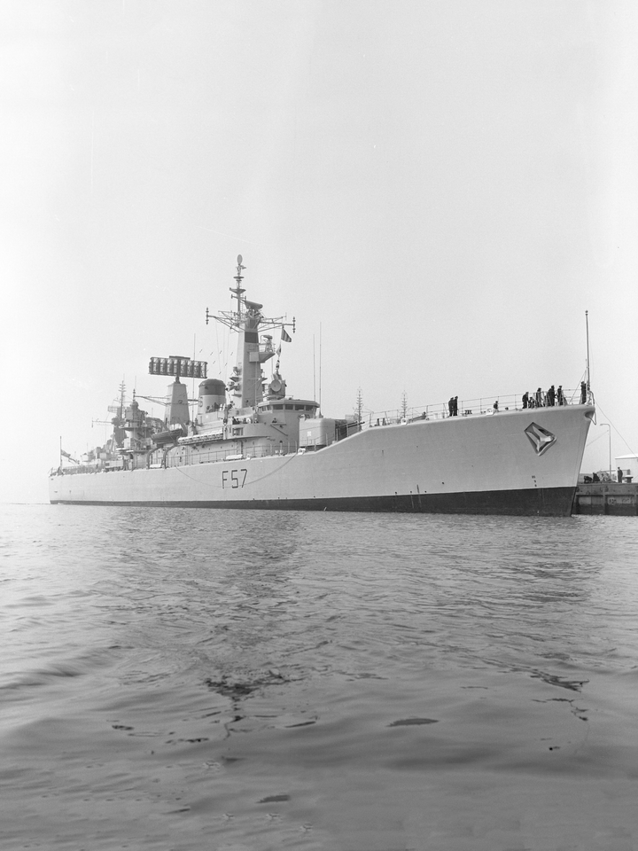 HMS Andromeda (F57) Royal Navy Leander Class Frigate Low Starboard View Photo Print Wall Art Decor Posters, Prints, & Visual Artwork Hampshire Prints 6 x 4 No Frame No
