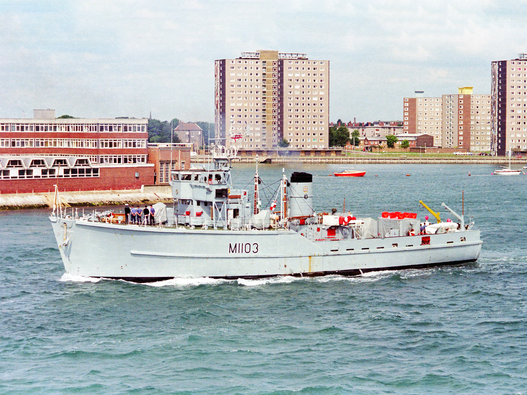 HMS Alfriston (M1103) Royal Navy Ton Class Minesweeper Warship Leaving Portsmouth Photo Print Wall Art Decor Posters, Prints, & Visual Artwork Hampshire Prints 6 x 4 No Frame No