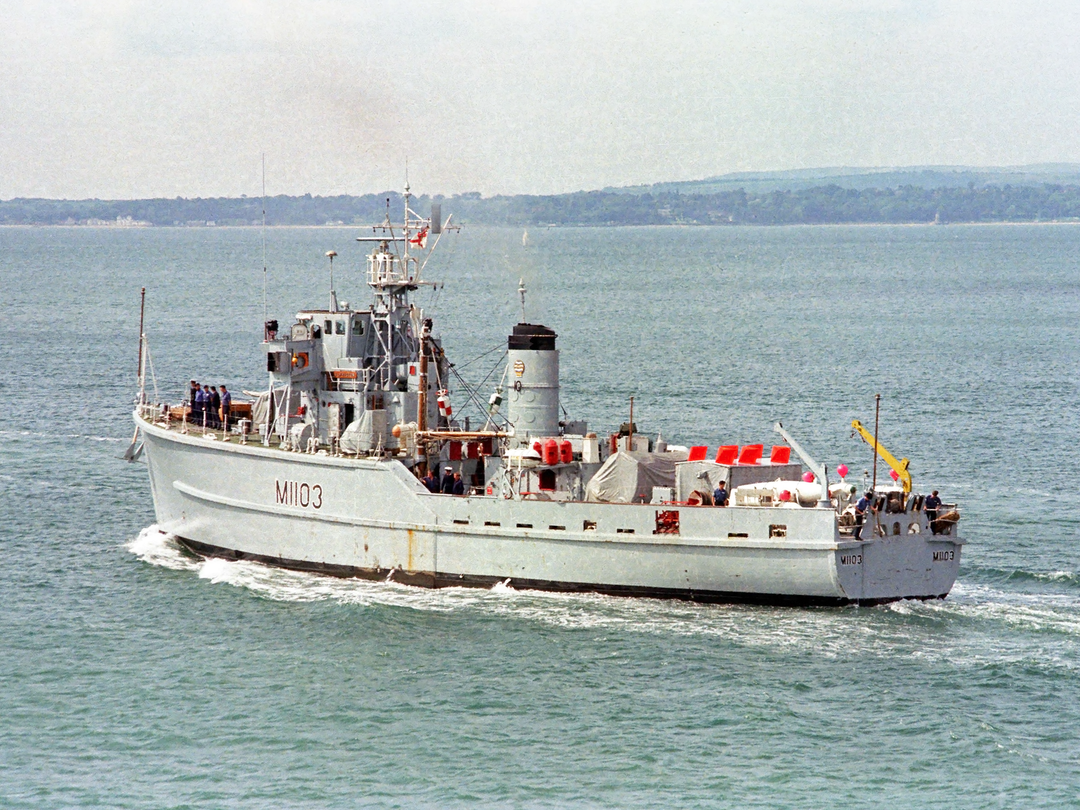 HMS Alfriston (M1103) Royal Navy Ton Class Minesweeper Warship Port Side View Photo Print Wall Art Decor Posters, Prints, & Visual Artwork Hampshire Prints 6 x 4 No Frame No