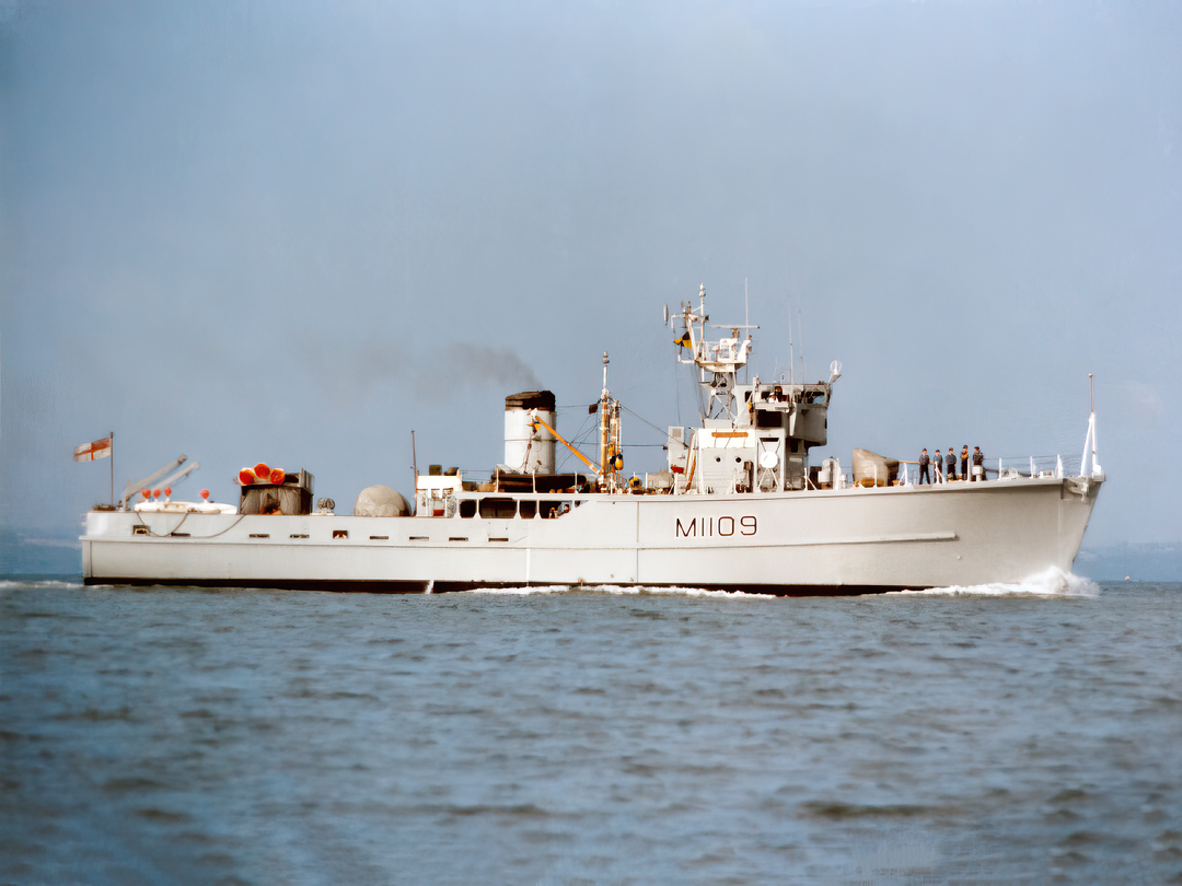 HMS Bickington (M1109) Royal Navy Ton Class Minesweeper Starboard Beam View Photo Print Wall Art Decor Posters, Prints, & Visual Artwork Hampshire Prints 6 x 4 No Frame No