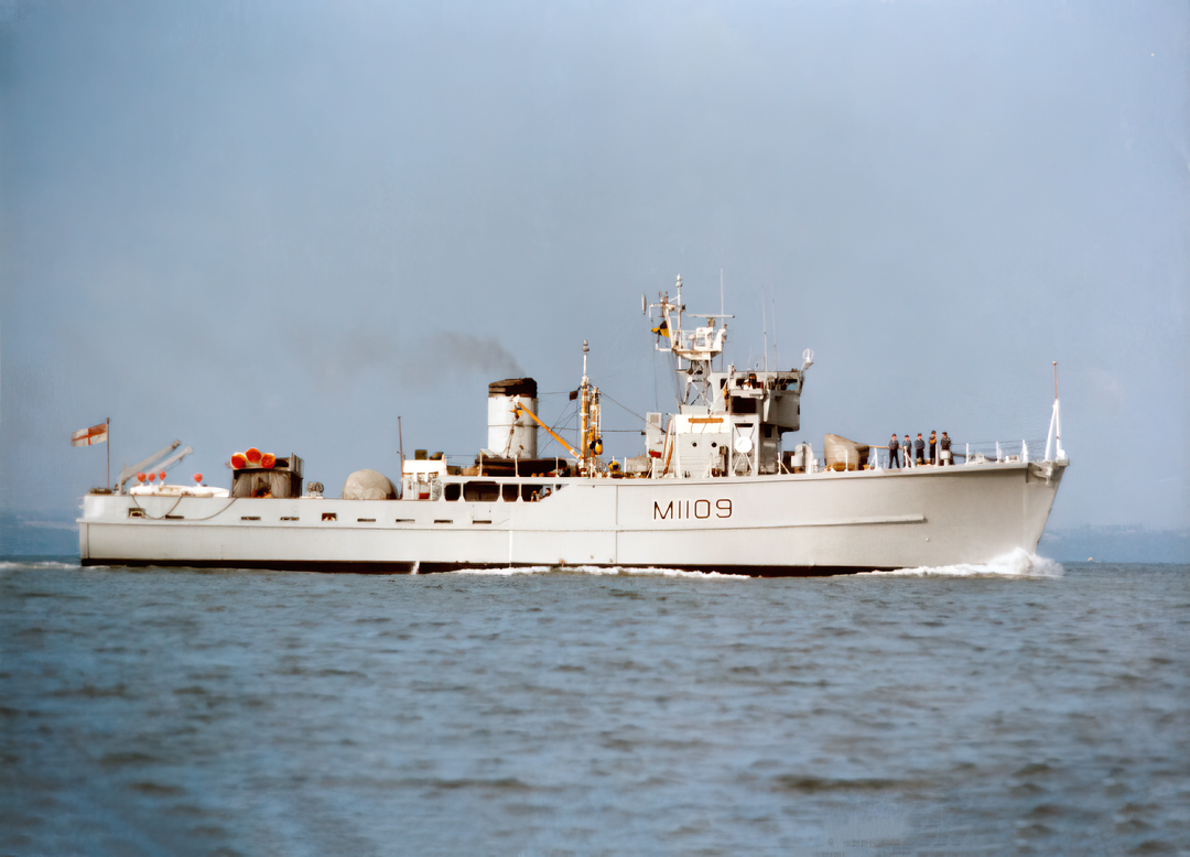 HMS Bickington M1109 | Photo Print | Framed Print | Ton Class | Minesweeper | Royal Navy Hampshire Prints
