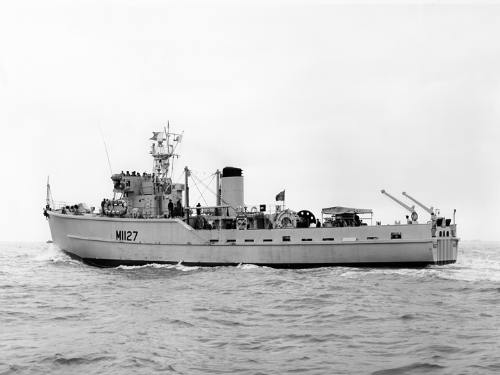 HMS Darlaston (M1127) Royal Navy Ton class Minesweeper Port Beam View Photo Print Wall Art Decor Posters, Prints, & Visual Artwork Hampshire Prints 6 x 4 No Frame No