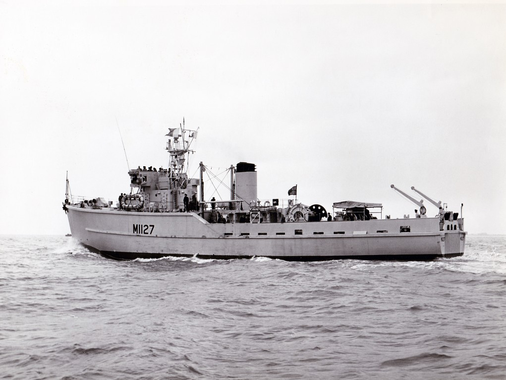 HMS Darlaston M1127 | Photo Print | Framed Print | Ton Class | Minesweeper | Royal Navy Hampshire Prints