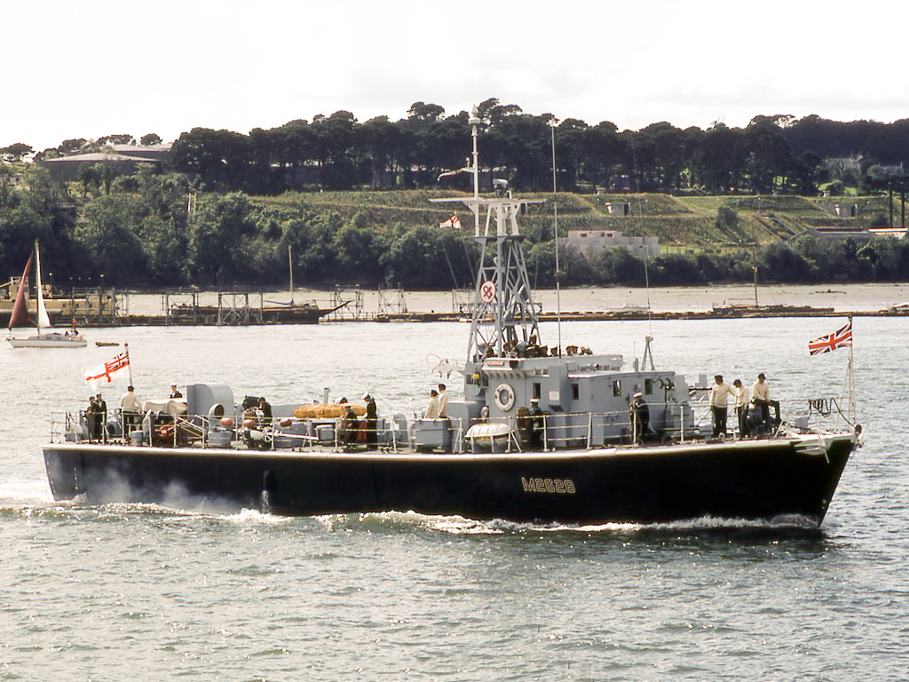 HMS Flintham (M2628) Royal Navy Ham Class Minesweeper Starboard View Photo Print Wall Art Decor - Posters, Prints, & Visual Artwork - by Hampshire Prints (image 1 of 9)