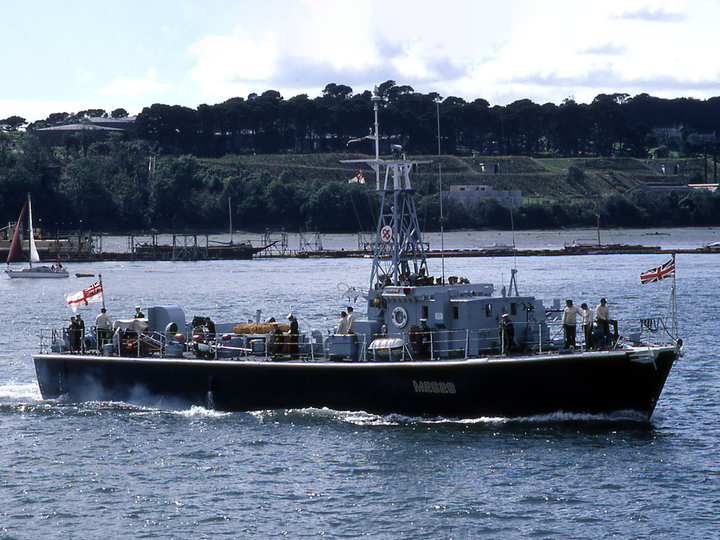 HMS Flintham (M2628) Photo Print - Starboard View - Royal Navy Ham Class Minesweeper Hampshire Prints 6 x 4 No Frame No