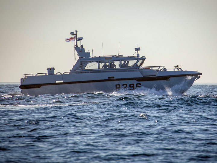 HMS Dagger (P296) Royal Navy Cutlass Class Patrol Vessel Starboard View Photo Print Wall Art Decor Posters, Prints, & Visual Artwork Hampshire Prints 6 x 4 No Frame No