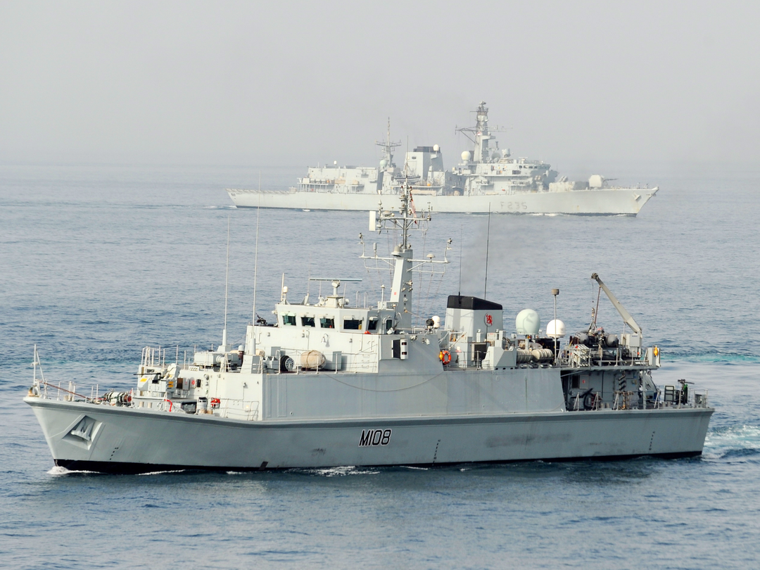 HMS Grimsby (M108) Royal Navy Sandown Class Minehunter High Port Side View Photo Print Wall Art Decor - Posters, Prints, & Visual Artwork - by Hampshire Prints (image 1 of 9)