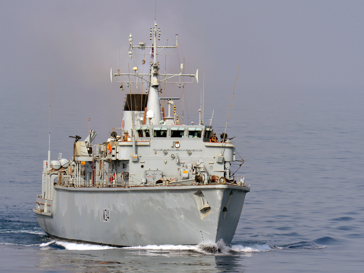 HMS Middleton (M34) Photo Print - Low Starboard Bow View - Royal Navy Hunt Class Mine Warfare Vessel Hampshire Prints 6 x 4 No Frame No