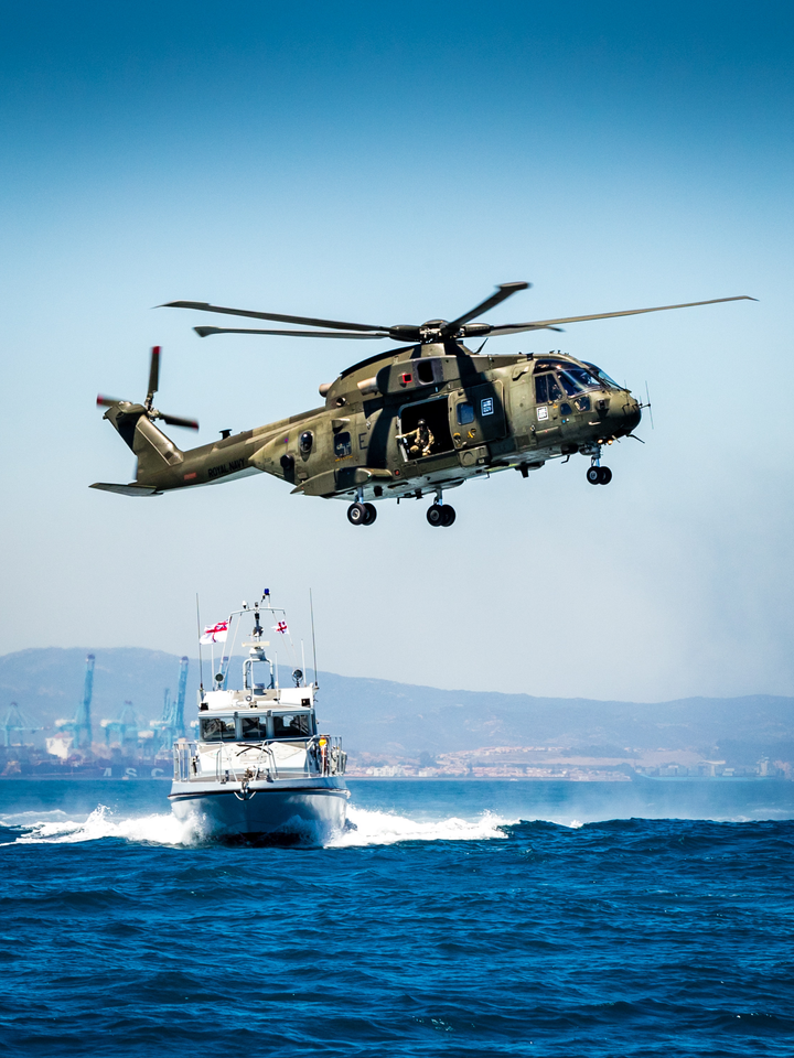 HMS Scimitar (P284) Photo Print - With Helicopter - Royal Navy Scimitar Class Fast Patrol Vessel Hampshire Prints 6 x 4 No Frame No