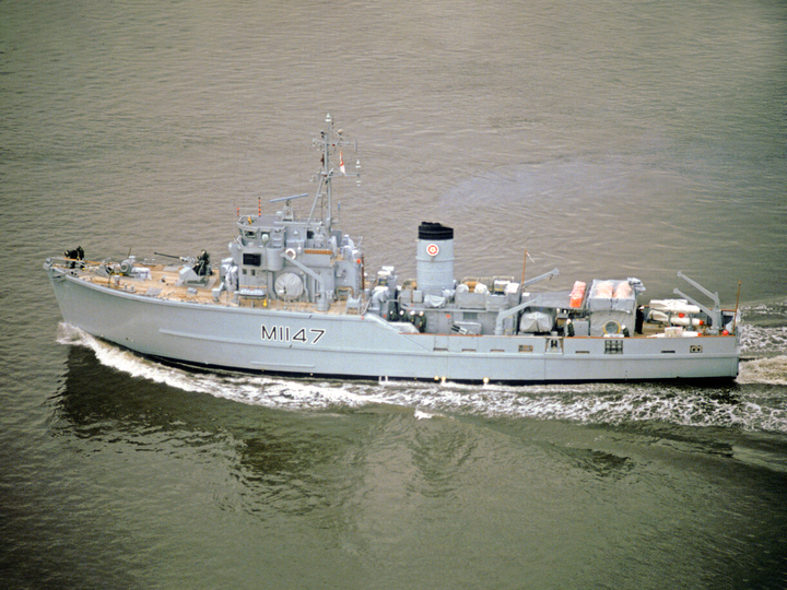 HMS Hubberston (M1147) Royal Navy Ton Class Minesweeper High Port View Photo Print Wall Art Decor - Posters, Prints, & Visual Artwork - by Hampshire Prints (image 1 of 9)
