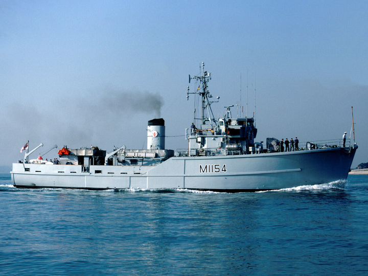 HMS Kellington M1154 | Photo Print | Framed Print | Ton Class | Minesweeper | Royal Navy Hampshire Prints