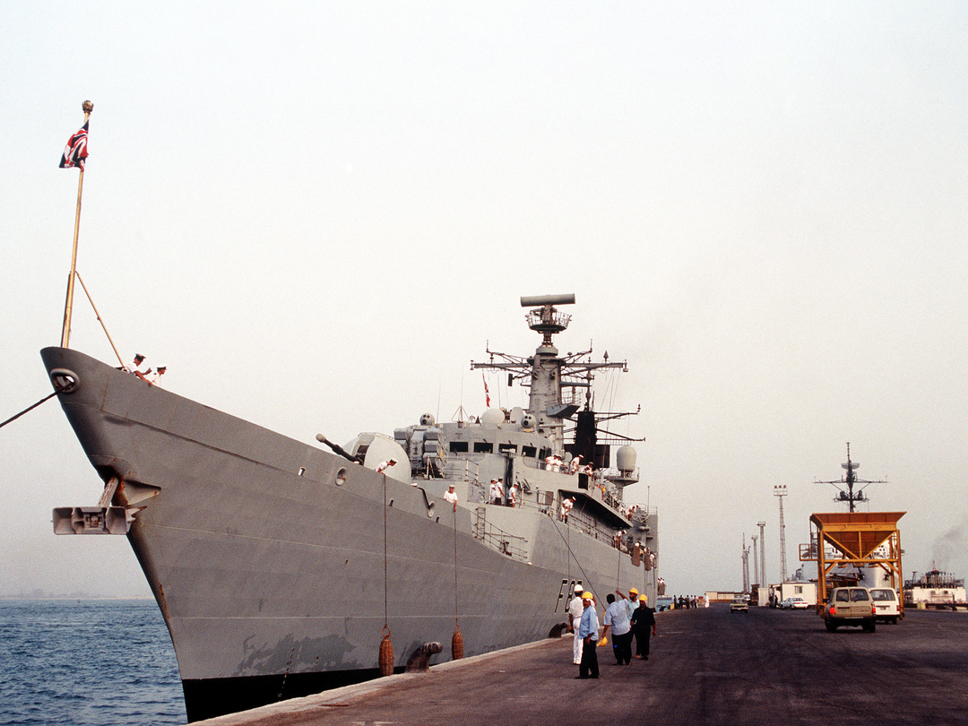 HMS Chatham (F87) Royal Navy Type 22 Frigate Alongside Bahrain 1992 Photo Print Wall Art Decor Posters, Prints, & Visual Artwork Hampshire Prints 6 x 4 No Frame No