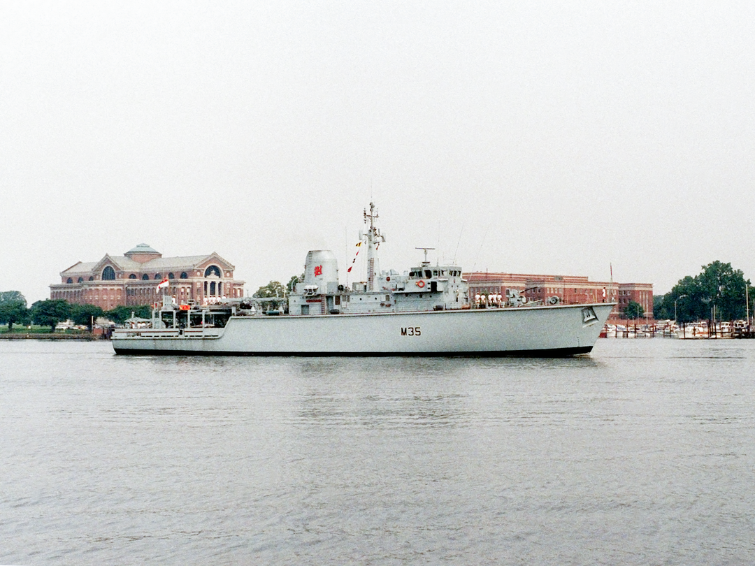 HMS Dulverton (M35) Royal Navy Hunt Class Mine Warfare Vessel Washington Photo Print Wall Art Decor Posters, Prints, & Visual Artwork Hampshire Prints 6 x 4 No Frame No