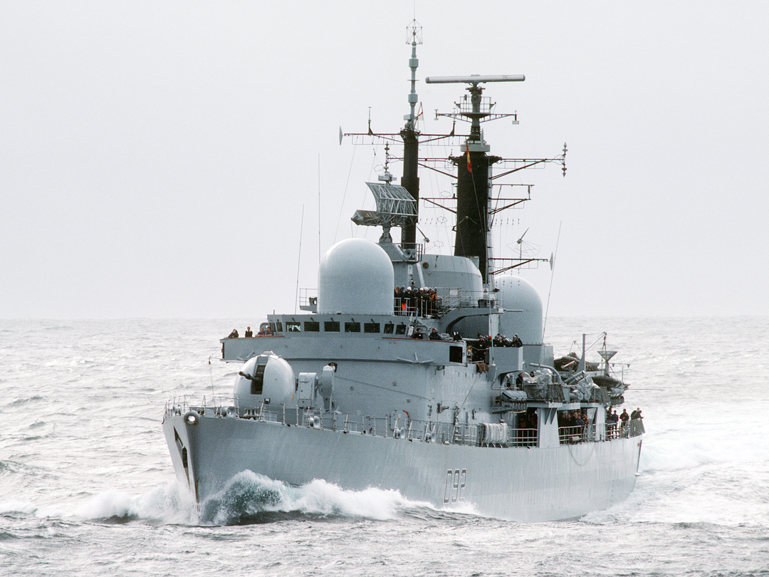 HMS Liverpool D92 Type 42 Destroyer 1986 Underway Photo Print - Posters, Prints, & Visual Artwork - by Hampshire Prints (image 1 of 9)