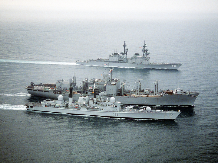 HMS Gloucester (D96) Photo Print - Refuelling 1991 - Royal Navy Type 42 Destroyer Hampshire Prints 6 x 4 No Frame No