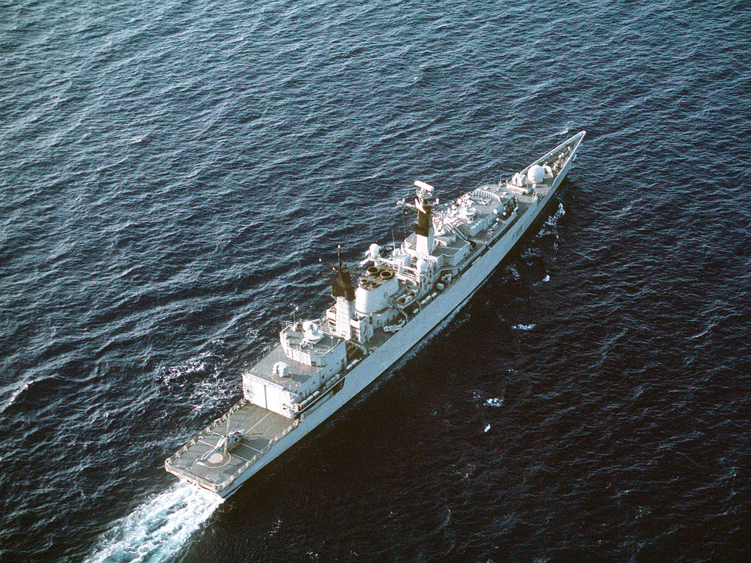 HMS Cumberland (F85) Royal Navy Type 22 Frigate At Sea 1991 Photo Print Wall Art Decor Posters, Prints, & Visual Artwork Hampshire Prints 6 x 4 No Frame No