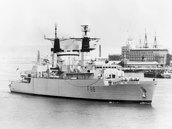 HMS Broadsword (F88) Royal Navy Type 22 Frigate Leaving Portsmouth 1982 Photo Print Wall Art Decor Posters, Prints, & Visual Artwork Hampshire Prints 6 x 4 No Frame No
