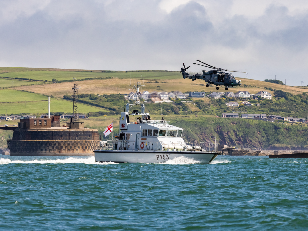 HMS Express (P163) Photo Print - With Wildcat - Royal Navy Archer Class P2000 Patrol Vessel Hampshire Prints 6 x 4 No Frame No