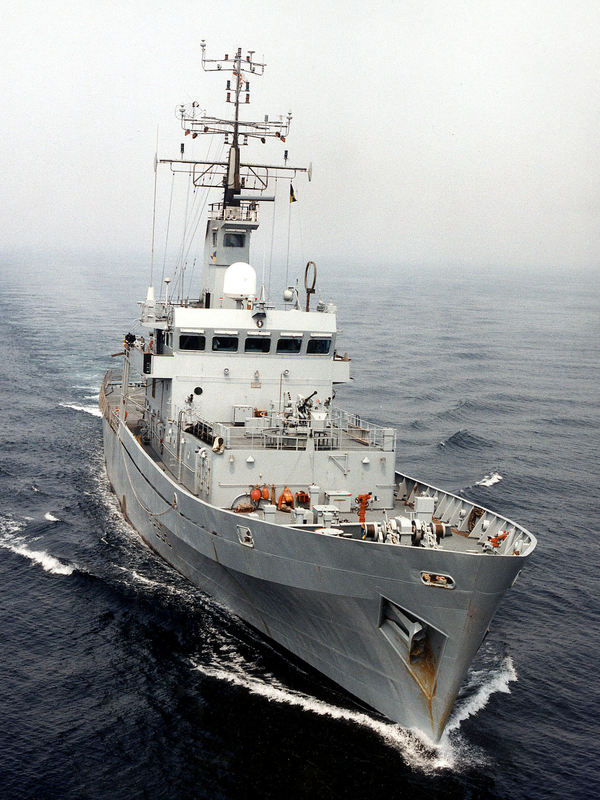 HMS Leeds Castle P258 Castle Class Patrol Vessel 2002