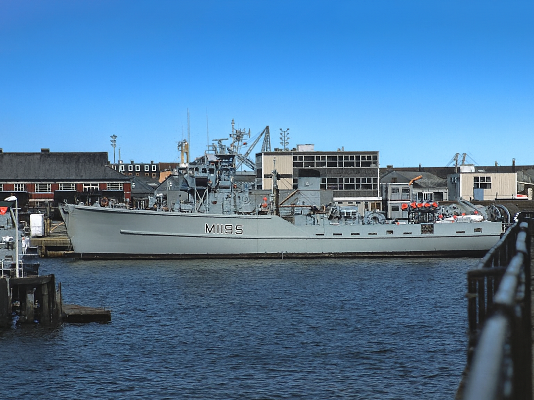 HMS Wotton (M1195) Photo Print - Alongside 1984 - Royal Navy Ton Class Minesweeper Hampshire Prints 6 x 4 No Frame No