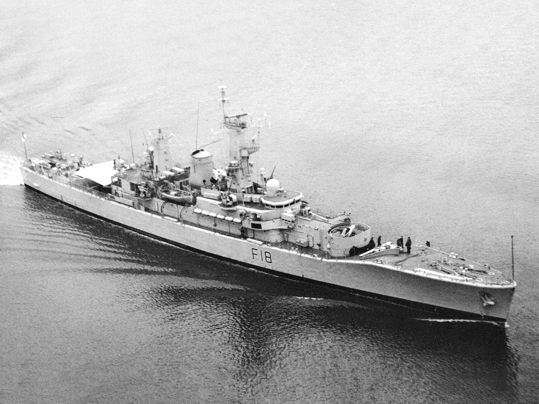 HMS Galatea (F18) Photo Print - Entering Harbour 1985 - Royal Navy Leander Class Frigate Hampshire Prints 6 x 4 No Frame No