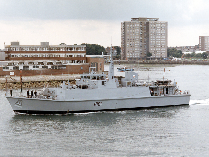 HMS Sandown (M101) Photo Print - Leaving Portsmouth 2001 - Royal Navy Sandown Class Minehunter Hampshire Prints 6 x 4 No Frame No
