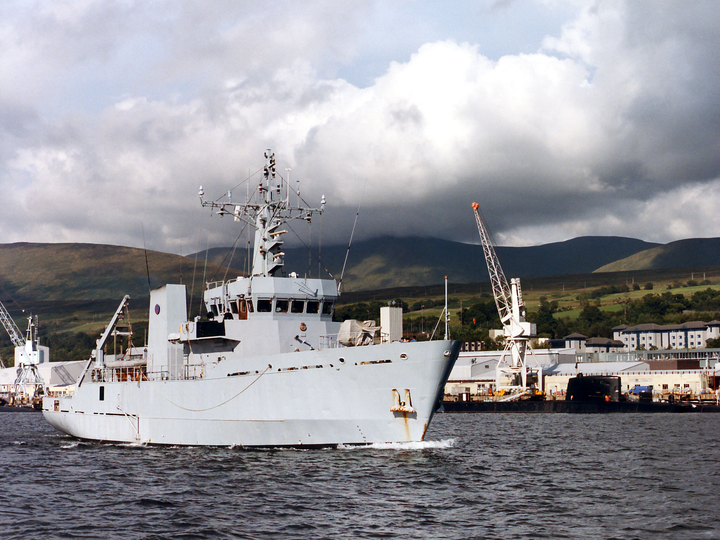 HMS Itchen (M2009) Photo Print - Leaving Faslane - Royal Navy River Class Minesweeper