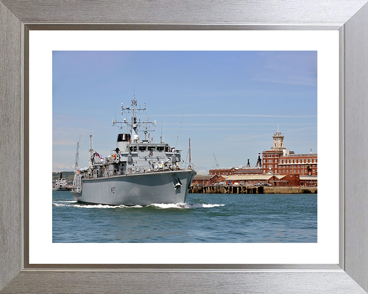 HMS Chiddingfold (M37) Royal Navy Hunt Class Minehunter Portsmouth Harbour Photo Print Wall Art Decor Posters, Prints, & Visual Artwork Hampshire Prints 10 x 8 Silver Frame Yes