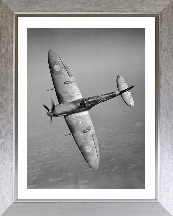 RAF Supermarine Spitfire Mk Vb in Flight Photo Print - Royal Air Force Aircraft Hampshire Prints 10 x 8 Silver Frame Yes