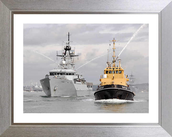 HMS Clyde (P257) Photo Print - leaving Portsmouth 2007 - Royal Navy River Class Patrol Vessel Posters, Prints, & Visual Artwork Hampshire Prints 10 x 8 Silver Frame Yes