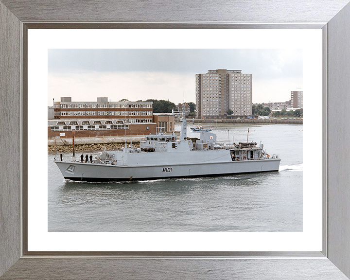 HMS Sandown (M101) Photo Print - Leaving Portsmouth 2001 - Royal Navy Sandown Class Minehunter Hampshire Prints 10 x 8 Silver Frame Yes